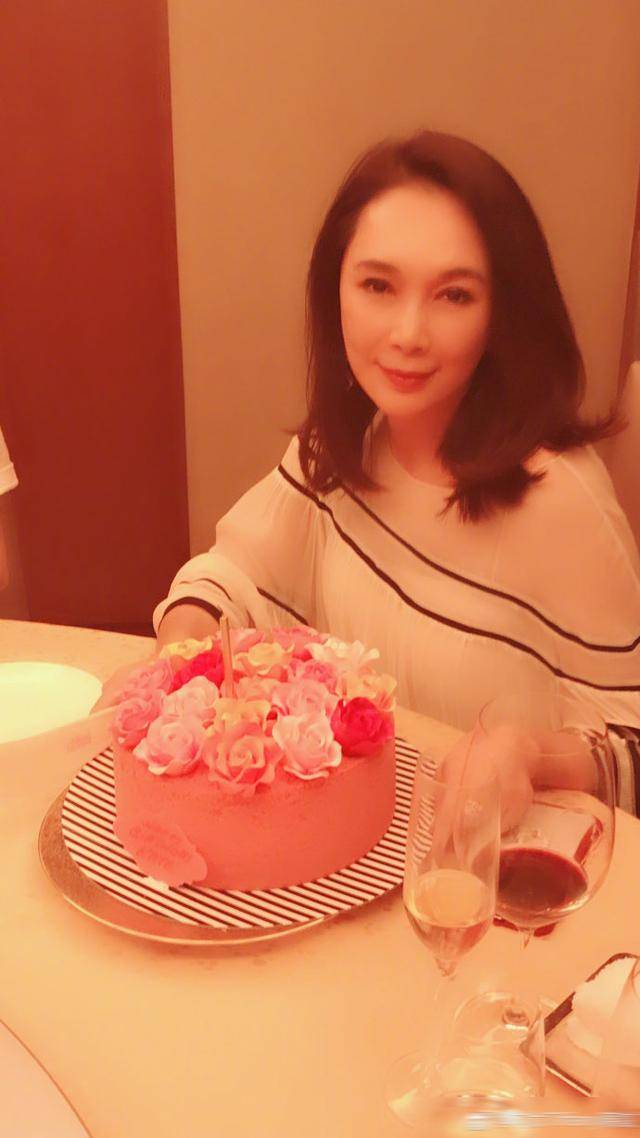 向太陈岚晒照给好友过生日还挺美,而第一张照她老公向华强是亮点