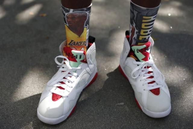 想踩哥哥的aj?踩就让踩踩吧,说不定是假货,已被警方破获