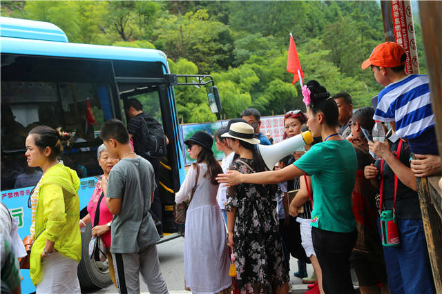 西江景区全体员工奋战暑期旅游黄金月为游客服务