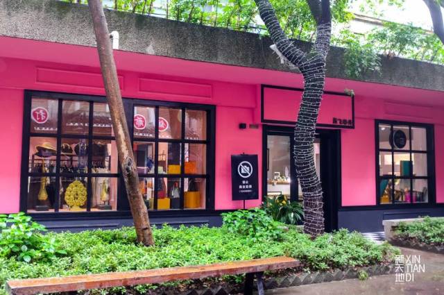 dede国际买手店深粉色的门头让人一眼就无法忘记但是你知道dede这家