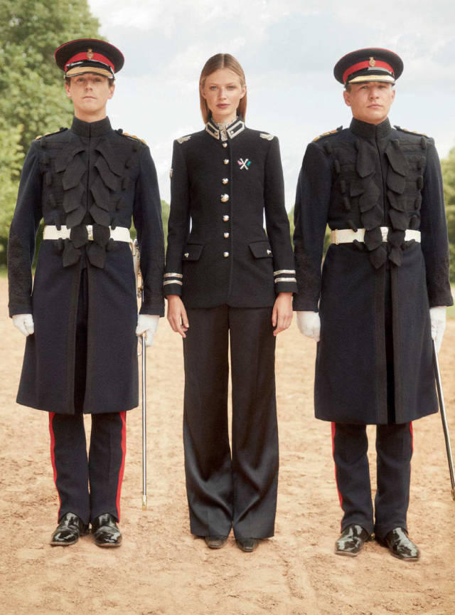 2018前几个月英国皇室大婚,哈利王子就穿着英国军服当作婚服,这是