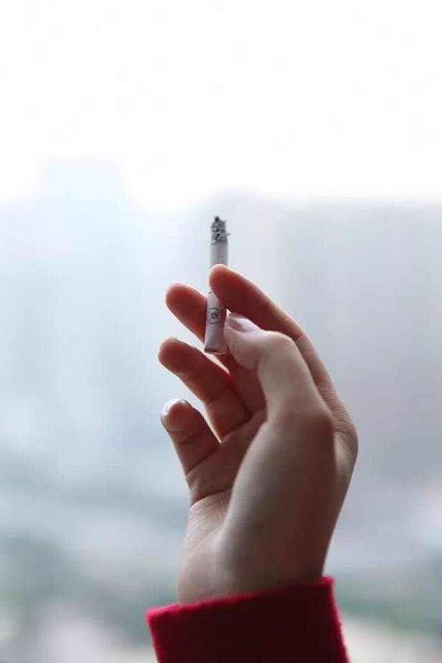 抽烟的美女写真.摄影师 双囍是朵花儿