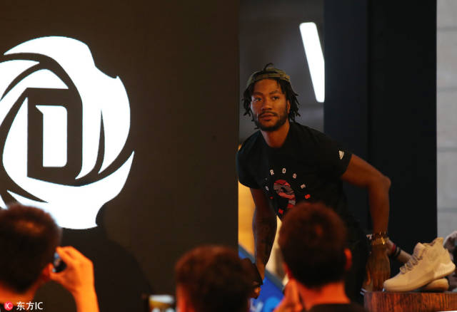 高清图:罗斯中国行西安站 体验中国的传统游戏