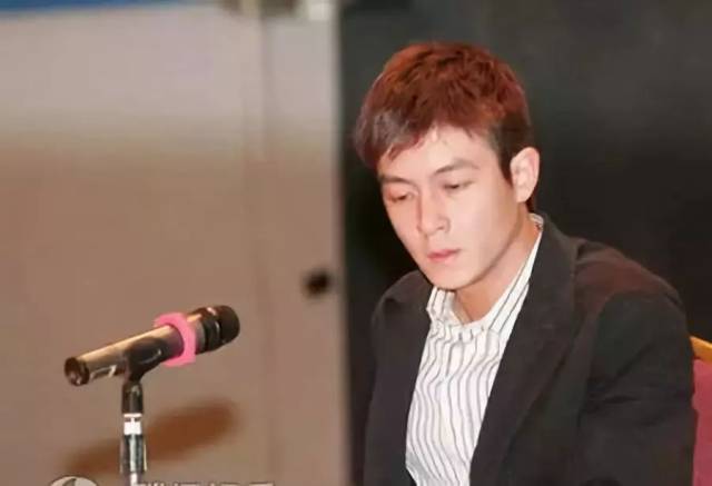 2008年初, "艳照门"闹得沸沸扬扬,陈冠希备受关注.