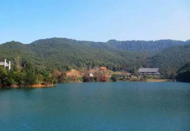 永安水库——湖水清澈,倒映着岸边葱茏的树木.