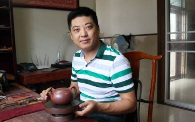 简介 杨卫刚,国家级高级工艺美术师,中国工艺美术学会会员,中国紫砂