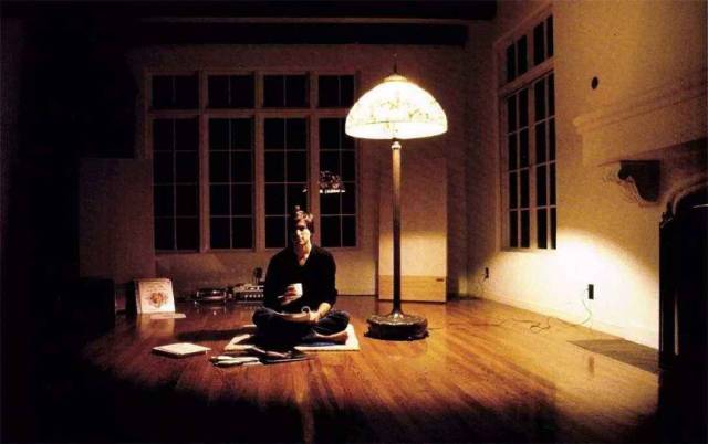 乔布斯有每天禅修习惯已经多年,在决策前,会先闭目静坐,然后叫属下将