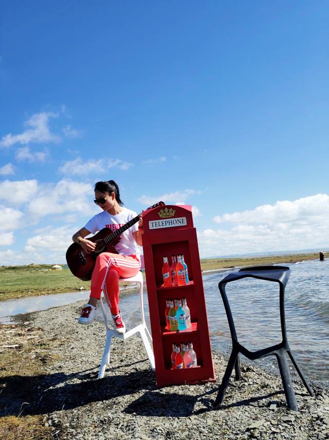 青石板丈量着岁月 诗篇里住着十里桃花 她又摘花酿酒 轻声细语铺满