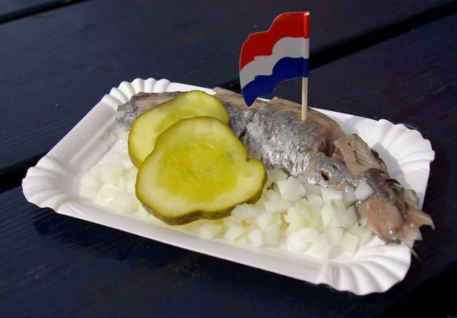 世界各地都爱将鲱鱼作为原材料,但吃法都比不上荷兰人的盐渍鲱鱼,鲱鱼