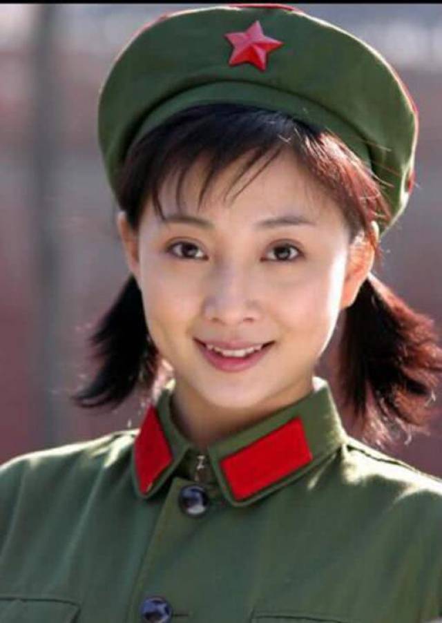 张馨予穿军装,孙俪穿军装,杨幂穿军装,果然气场是个好东西!