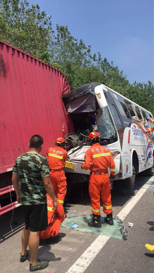 蚌合高速客车追尾大货车 致两人死亡