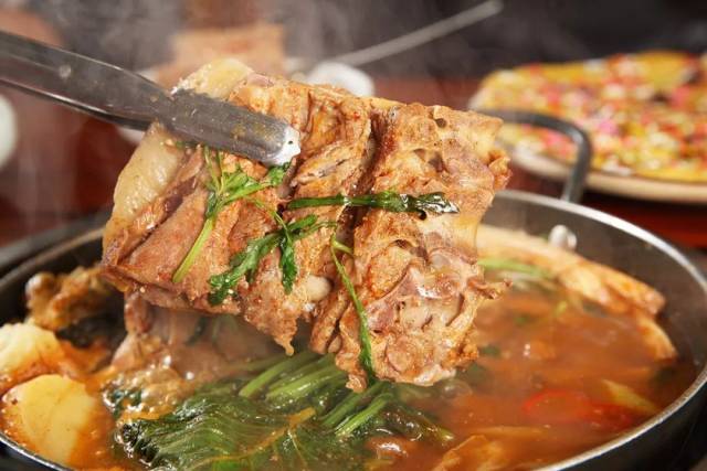 入眼满满诱惑~ 脊骨锅放在炉子上炖煮 不一会儿就 咕嘟咕嘟开锅了 最