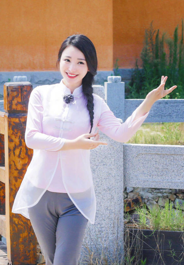 柳岩战术服武警官兵造型与温文尔雅的良家妇女型,你更喜欢哪种?