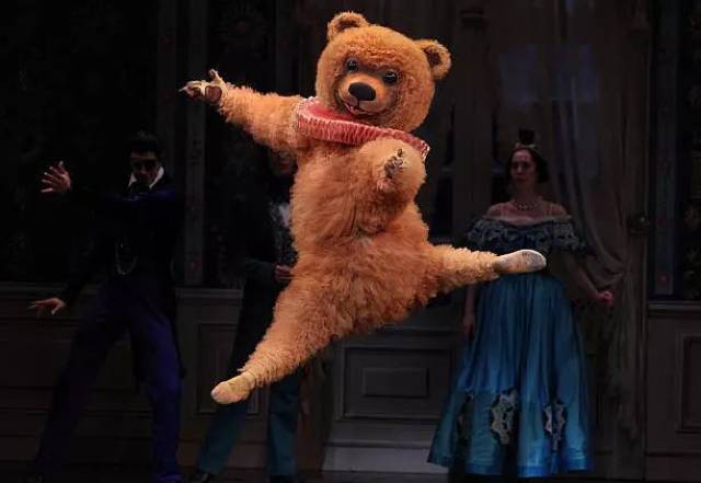 一只会跳芭蕾舞的"熊",连一字马和足尖旋转都信手拈来