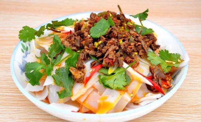 吃的是 天然鲜草 喝的是 山涧泉水 因而肉质鲜美,口感绝佳 定边酿皮