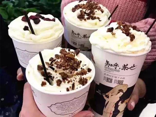 买杯奶茶也要先拍照可是最近他火了