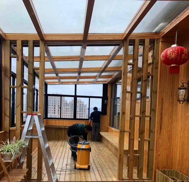案例:高档住宅楼顶阳台自建实木阳光房涂刷木蜡油效果展示