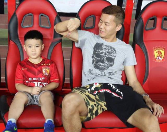 恒大31岁铁腰因强援到来沦为边缘替补!妻子是普通人,儿子已5岁