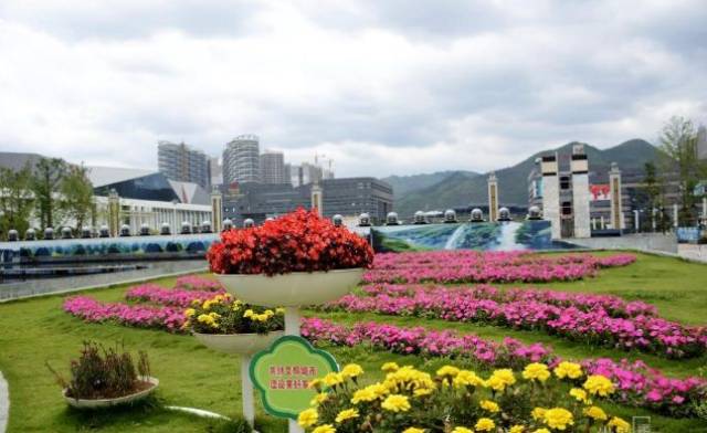 黔西南州兴义市桔山广场. 刘朝富摄