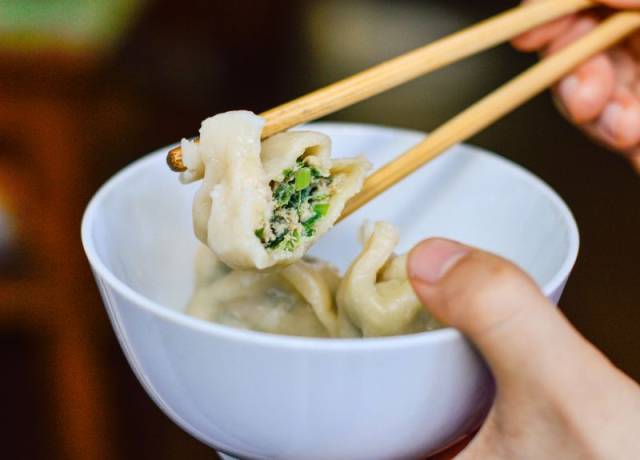 吃餃子最講究的就是包法,咱們中國餃子的包法可謂是各種各樣,一些簡單