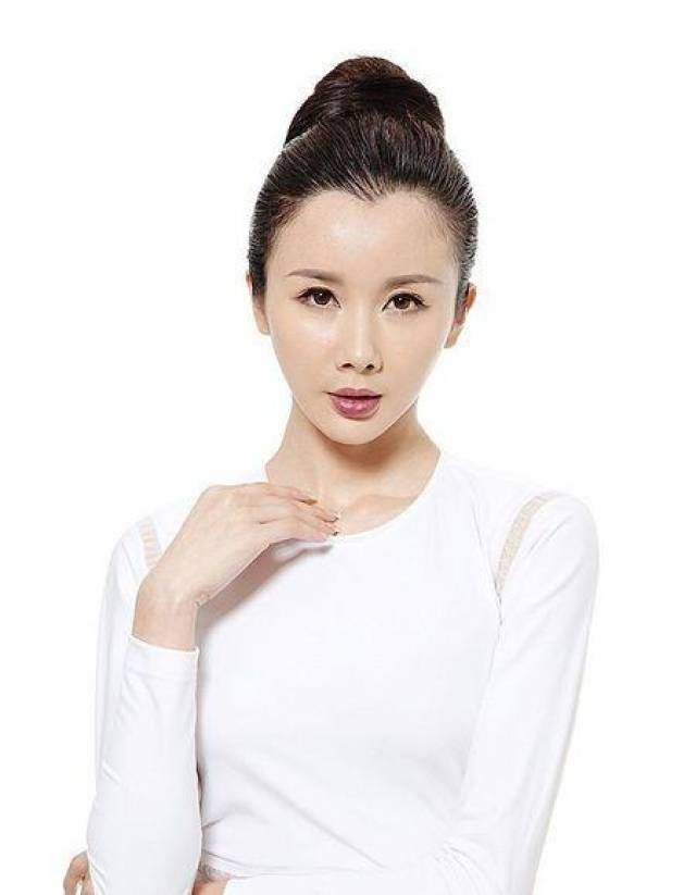 去整容的不仅是孙菲菲,王茜,还有饰演常宝乐的侣皓吉