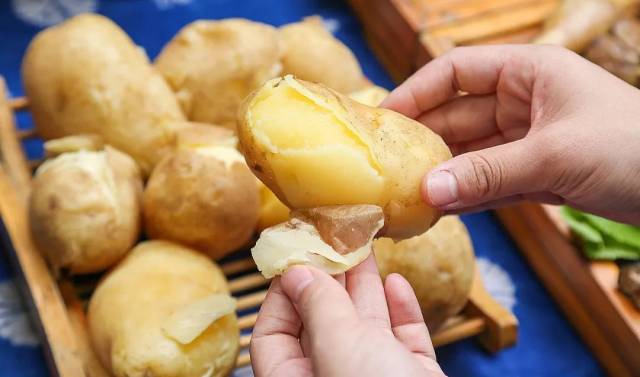 这道蒸土豆算是最能保留食材原汁原味儿的一道菜了,来自牧场的土豆