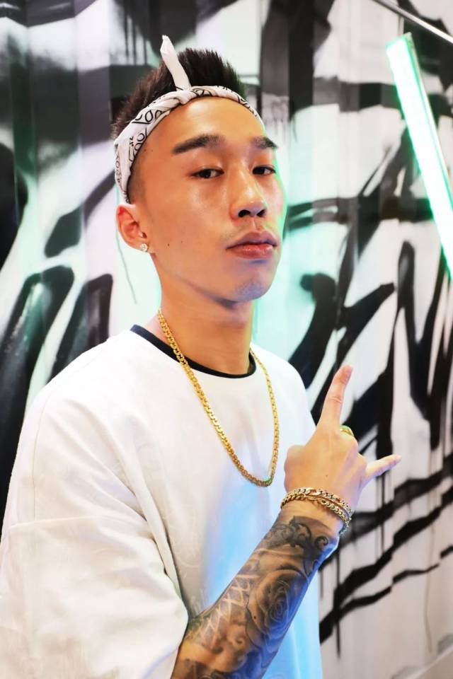 去年不会说"中文"的 al rocco ,今年变身"chinese rapper"