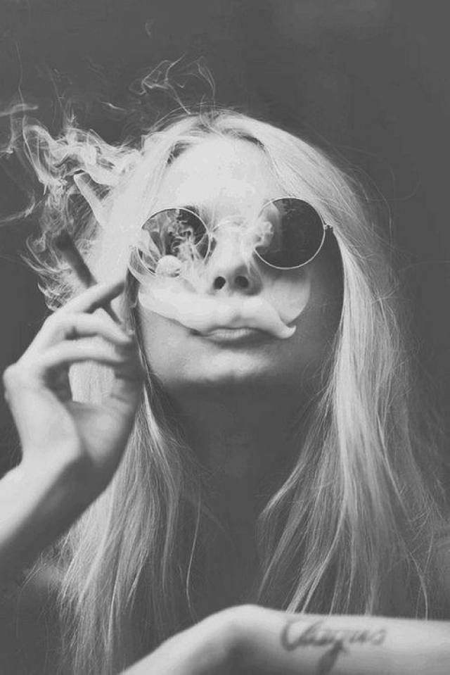 酷图片女生霸气抽烟图片