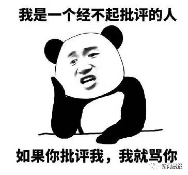 在这则海报中,老板用近乎咆哮的语气表示: 穿蓝格子短袖的那位奇葩,是