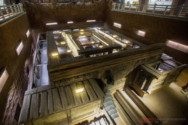 处的高邮市天山镇神居山上,当地农民在开采山石时,发现两座大型古墓葬