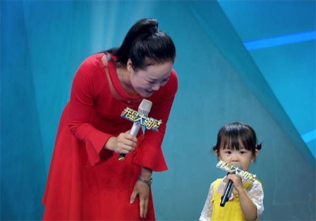 当妈妈开始表演, 宝宝就委托给了"超级奶爸"李鑫.
