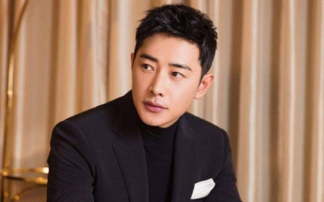 其实在《为了你我愿意热爱整个世界》的演员中,罗晋与郑爽还有一位