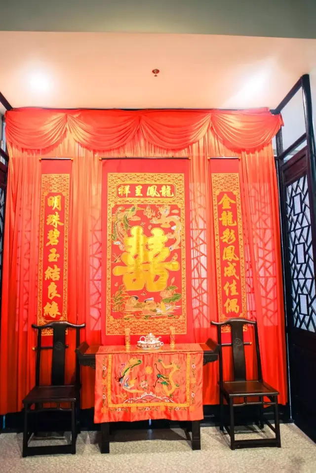 "一拜天地,二拜高堂,夫妻对拜"