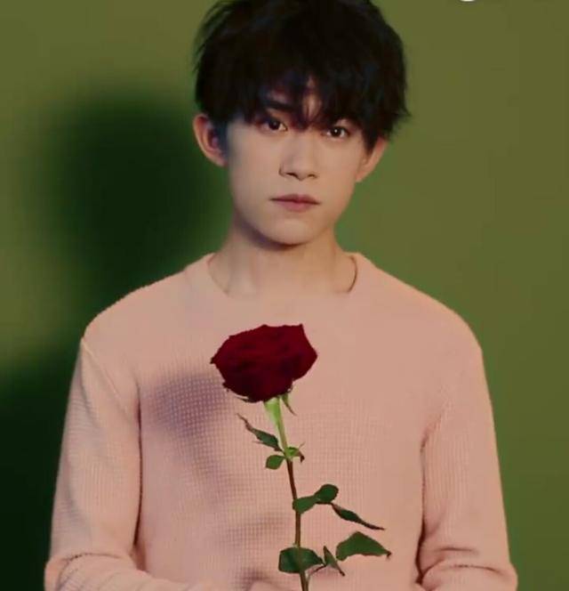 易烊千玺:玫瑰已收到,爱你呦!