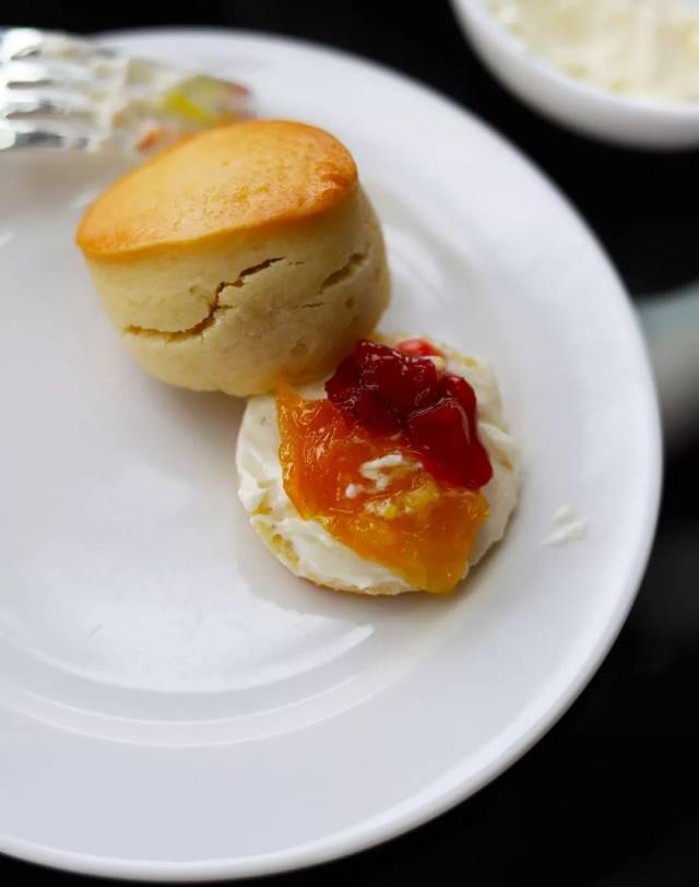 一定要趁热切开来吃,再配上草莓果酱,陈皮柚子果酱和clotted cream