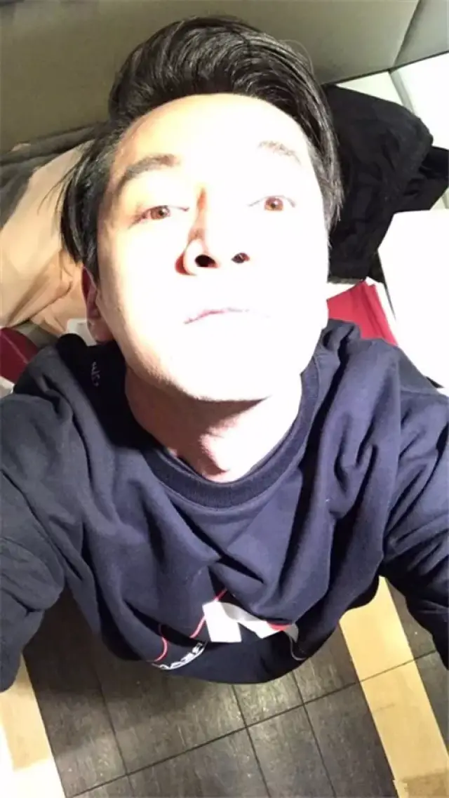 胡歌狂甩偶像包袱高级自黑,你这被门夹大鼻孔的表情包是认真的么