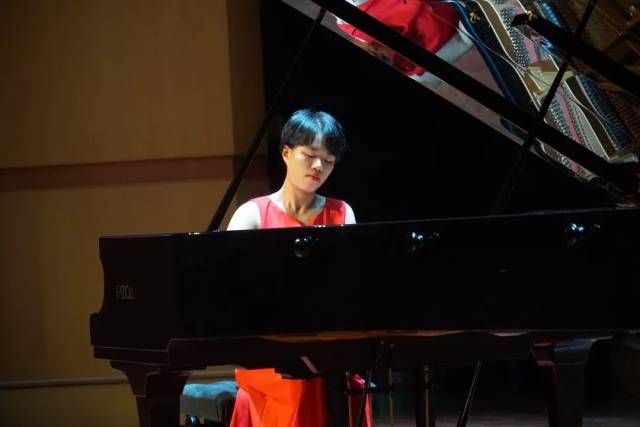 相约九日台吴茜茜钢琴独奏音乐会精彩举行