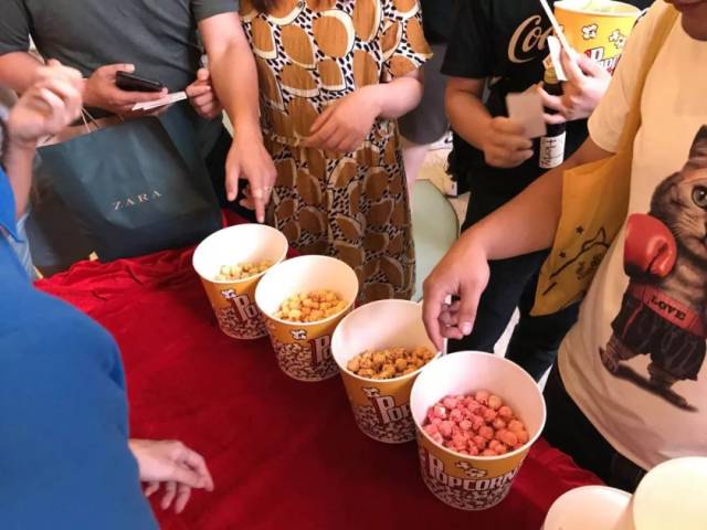 每个 周六日15:00-16:00 都会在影院大堂免费试吃 试吃猜对爆米花口味