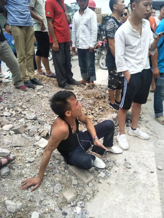 二龙路口今天发生惊险一幕:后方来车要求前方车辆让道 不料司机竟提刀