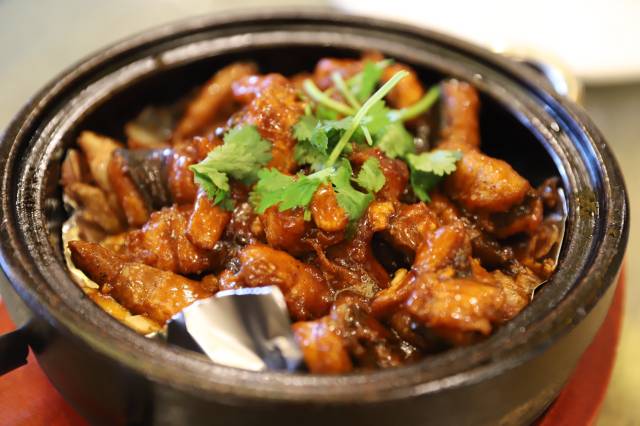 东山岛吃海鲜,佛手,鳗鱼,鲍片都很赞,但我最爱的是椰汁蟹肉粥