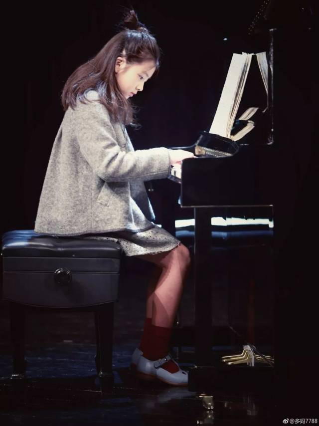 英文好,会弹钢琴,设计衣服……黄磊女儿多多真是多才多艺