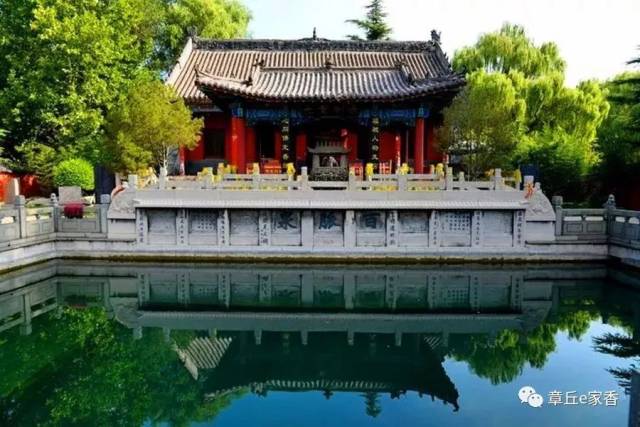 百脈泉為自然成泉,位於百脈泉公園龍泉寺內,因