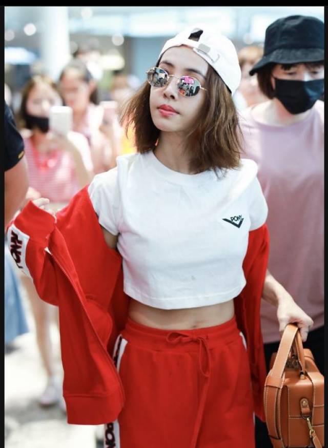 蔡依林穿着红色运动装现身机场 反戴白色棒球帽酷劲十足