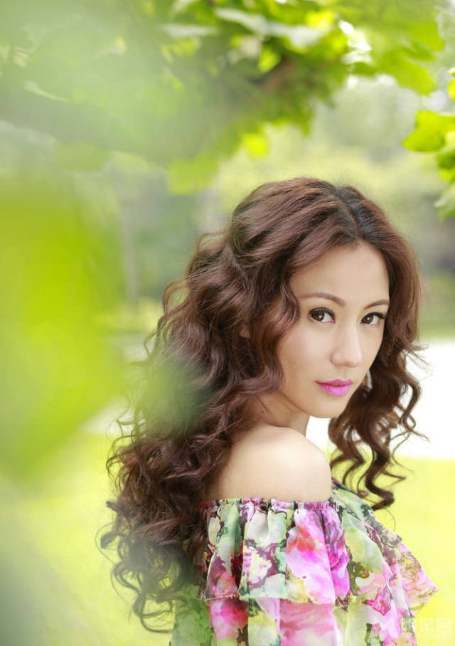 37岁刘心悠时尚感爆棚,身穿蓝色条纹裤裙性感时尚,网友:美翻了