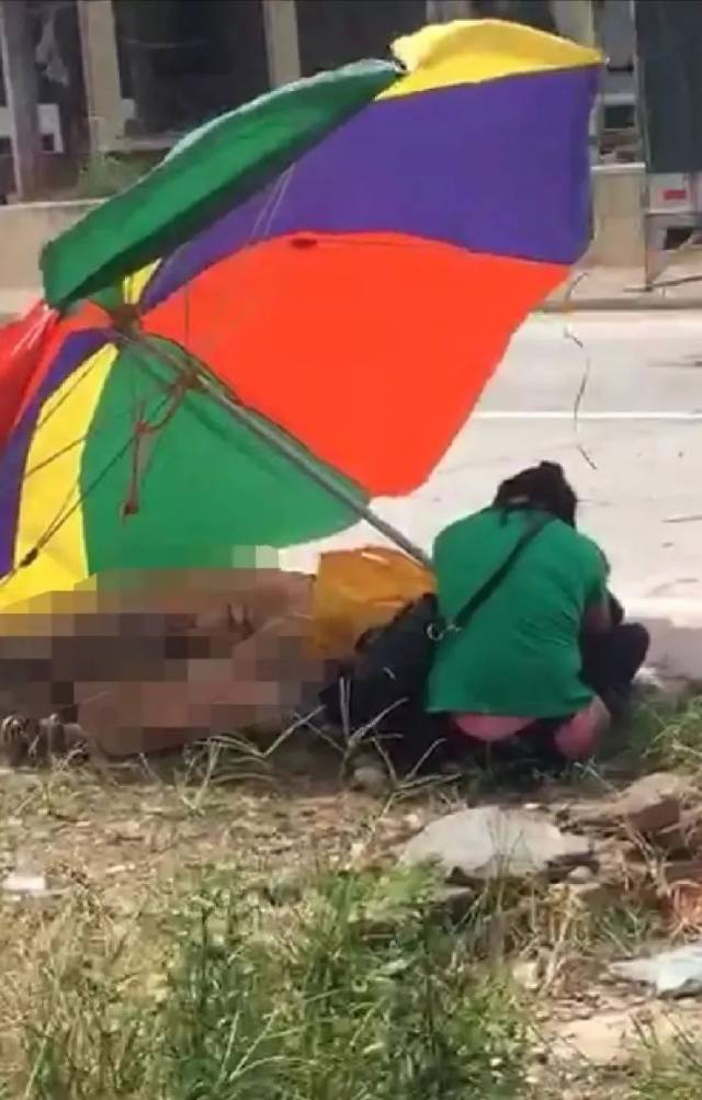 茂名发生一起惨烈车祸,两人被碾压.