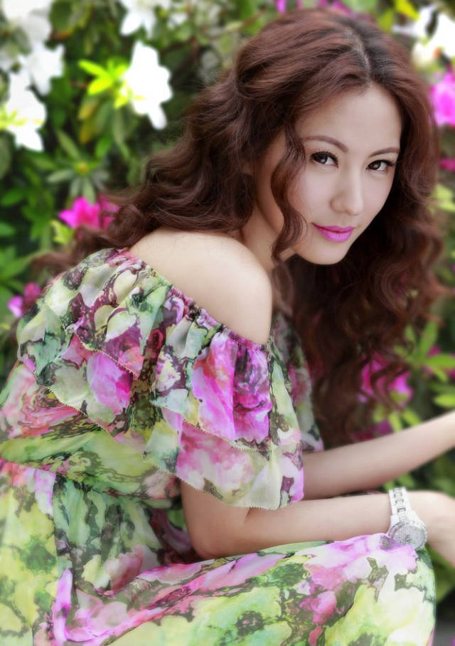 37岁刘心悠时尚感爆棚,身穿蓝色条纹裤裙性感时尚,网友:美翻了