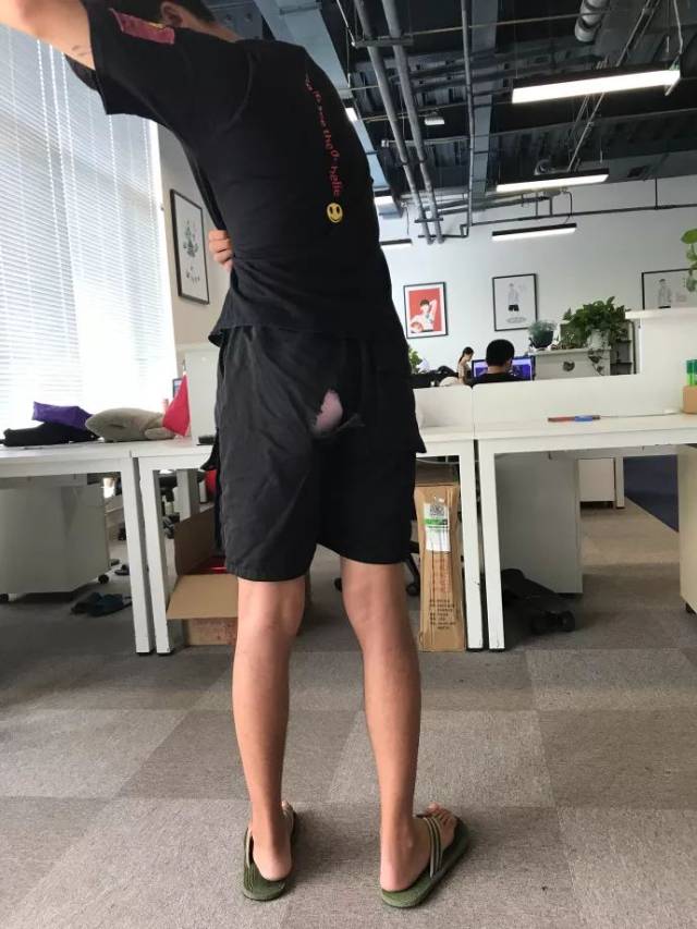 地铁上一男的盯我屁股看,还笑得特猥琐