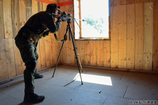 与刚才看到的法国队不同,芬兰狙击手使用三脚架来支撑步枪,这样避免在