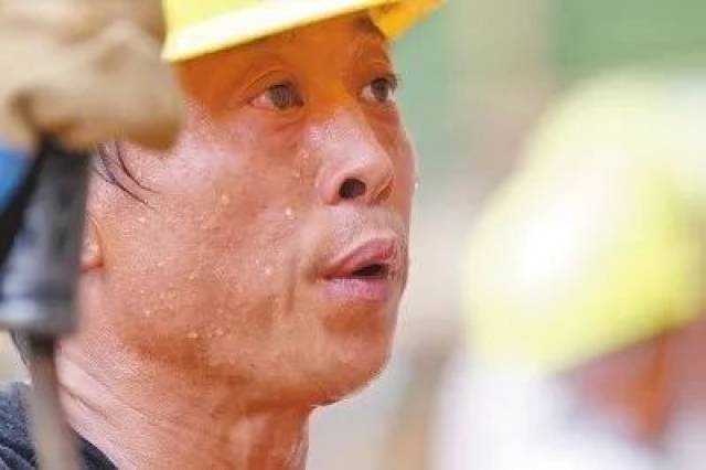 军人,执勤人员…… 他们穿梭于厦门的大街小巷 任阳光晒黑他们的脸庞