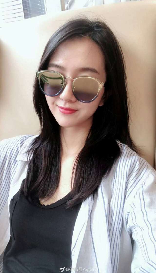 小花旦许龄月更博今天出趟远门归期未定,晒出美美哒自拍照